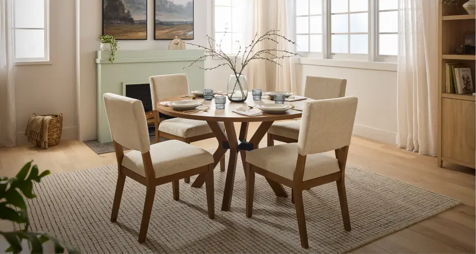 Dining room scene with Flexsteel furniture